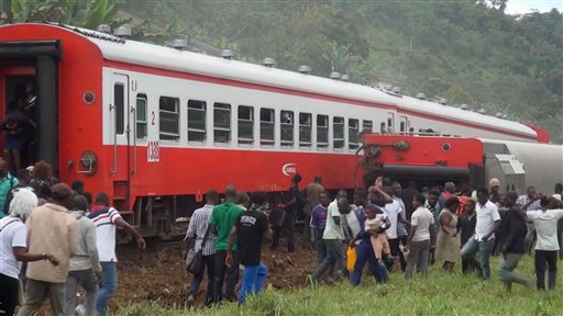 Al menos 70 personas murieron y 600 resultaron heridas en el descarrilamiento del tren, que transportaba exceso de pasajeros entre la capital Yaundé y la ciudad portuaria de Duala, según las autoridades. (AP Foto/Joel Kouam)