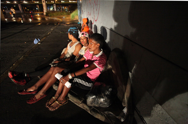 Familias pernoctan en la calle / Foto: Omar Veliz