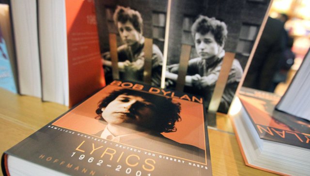 Libros de Bob Dylan en una estantería (DANIEL ROLAND/ AFP)