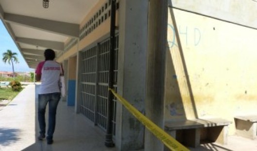 Niña murió tras desprenderse un viga en colegio de Guanta (Foto: Richard Rondón)Foto: Richard Rondón