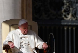 El Papa llora por los muertos en Irak y reza en silencio por la paz
