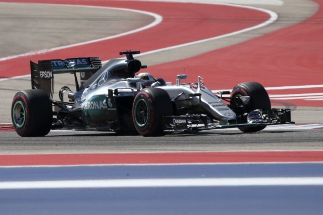 Fórmula Uno F1 - Gran Premio de Estados Unidos - Circuito de las Américas, Austin, Texas, Estados Unidos, 22/10/16. El británico Lewis Hamilton de Mercedes participa en la sesión de clasificación, rumbo a ganar la "pole position" para la carrera del domingo. El triple campeón de la Fórmula Uno Lewis Hamilton se impuso el sábado a su compañero de equipo en Mercedes y rival en la carrera por el título Nico Rosberg en la clasificación del Gran Premio de Estados Unidos, asegurándose el primer lugar en la largada el domingo. REUTERS/Adrees Latif