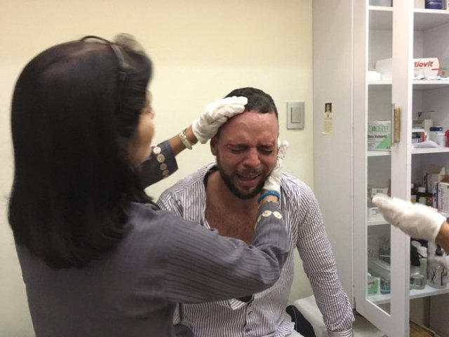 Carlos Bravo siendo atendido en el servicio médico.