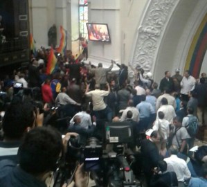 Así entraron los chavistas al hemiciclo de la Asamblea Nacional (video)