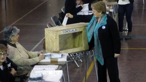 Bachelet olvida la cédula y firmar registro tras votar en elecciones municipales