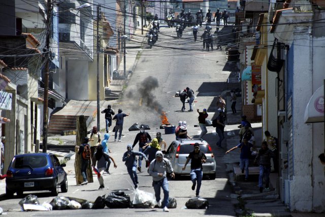 Demonstrators clash with riot police during a rally to demand a referendum to remove Venezuela's President Nicolas Maduro in San Cristobal, Venezuela October 24, 2016. REUTERS/Carlos Eduardo Ramirez
