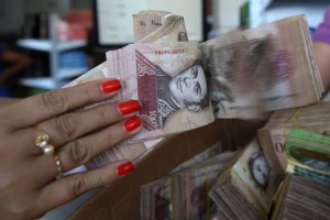 Un billete de 100 bolívares cuesta entre 150 y 200 bolívares al Estado