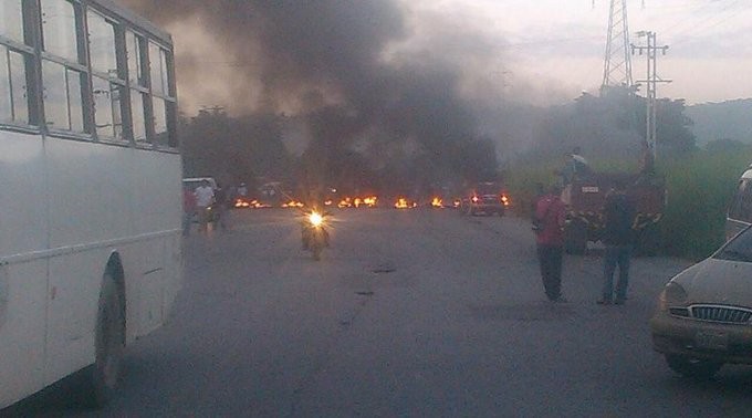 Estudiantes de la Universidad de Carabobo protestan y trancan vías por suspensión del RR (Fotos)
