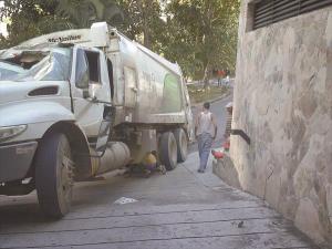 Compactadores en mal estado recogen basura en Valencia