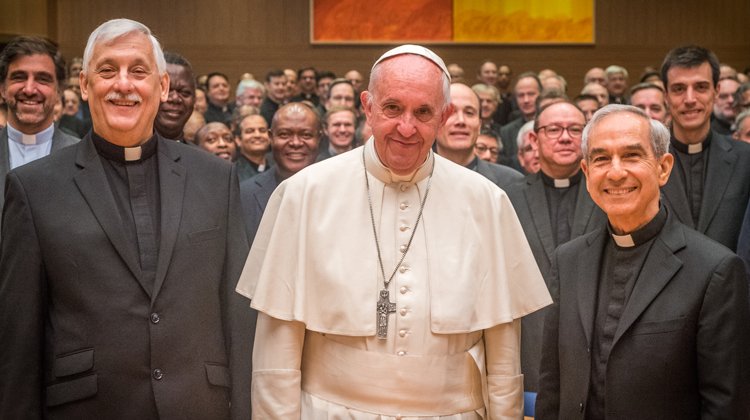 El Papa visita a jesuitas liderados por Arturo Sosa (Fotos)