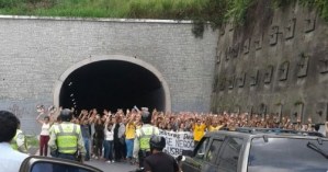 Estudiantes de la Simón Bolívar trancan el túnel de La Trinidad #24Oct