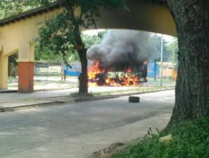 Fuertes disturbios en Bárbula frente a la Universidad de Carabobo (Fotos)