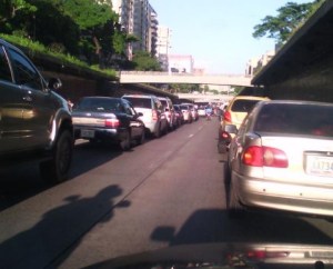 Cierran la avenida Libertador por movilización chavista y causa congestionamiento