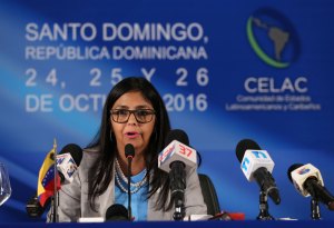 Observa a Delcy mintiendo a periodistas que cubren la cumbre CELAC y UE (Video)