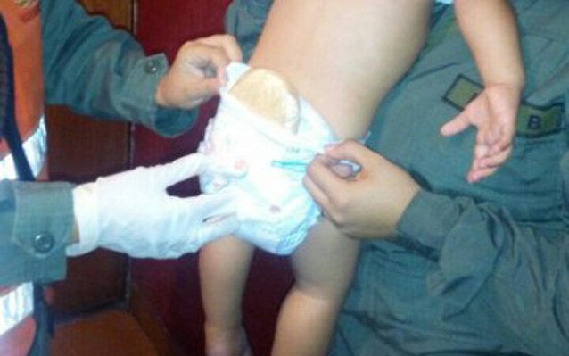  6 meses de nacido tiene el niño que una de las criminales usó para transportar cocaína escondida en su pañal. Foto: La Verdad