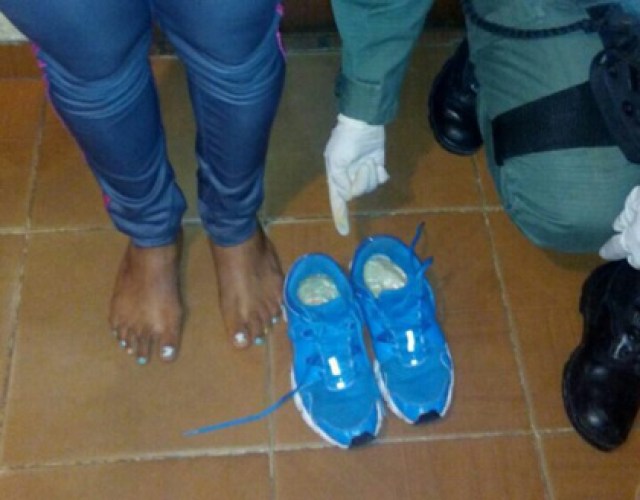 Una de las detenidas retiró la suela de los zapatos para ocultar la droga. Foto: La Verdad
