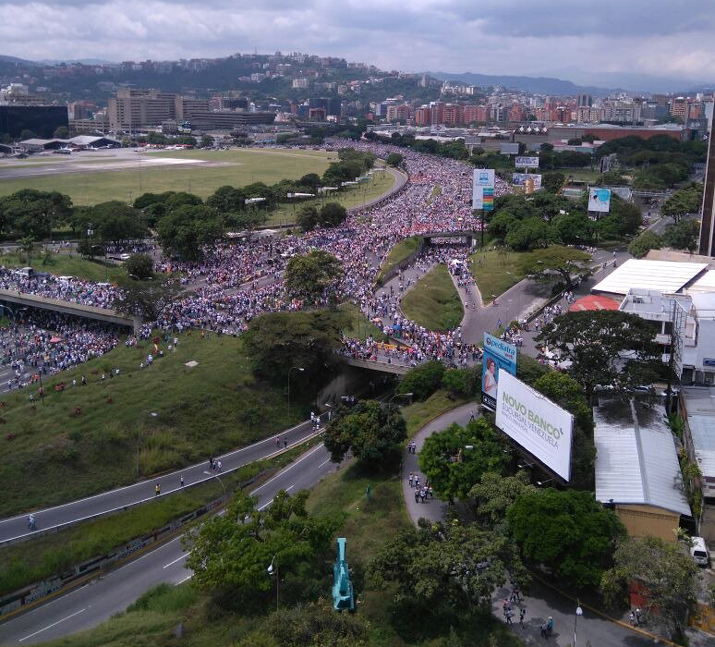 Manifestantes llegan a la autopista Francisco Fajardo en la #TomaDeVenezuela (Video)