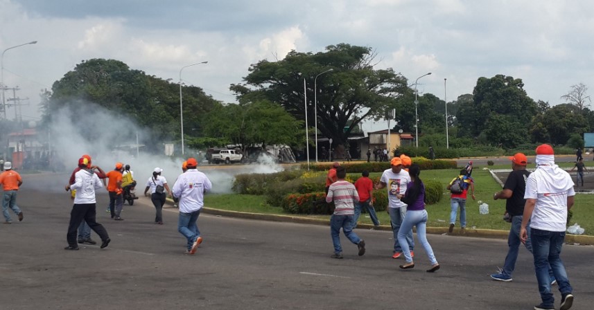PNB reprime con lacrimógenas a manifestantes en Barinas (VIDEO+FOTOS)