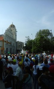 Extraoficial: Al menos 200 personas se resguardan en la Catedral de Maracay tras asedio de los colectivos