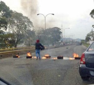Encapuchados queman cauchos en la Autopista a la altura del Sambil Valencia (Fotos)