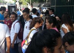Estudiantes empiezan a concentrarse en La Florida para #TomaDeVenezuela este #26Oct