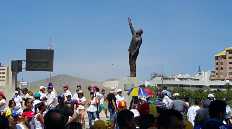 ¿Se asustaron? GNB custodia estatua de Chávez con la llegada de los manifestantes en Margarita
