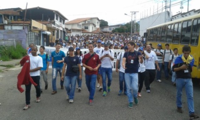 Estudiantes de la Universidad de Táchira salen a la calle en apoyo a la Toma de Venezuela. Foto: Twitter @YulianSMH 