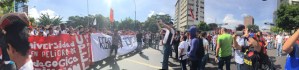 Manifestantes cierran el paso por la avenida Francisco de Miranda