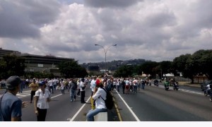 Manifestantes trancan la autopista Francisco Fajardo 10:56 am (foto)