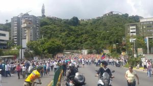 Arrancó la movilización desde Caurimare #TomaDeVenezuela 10:40 am