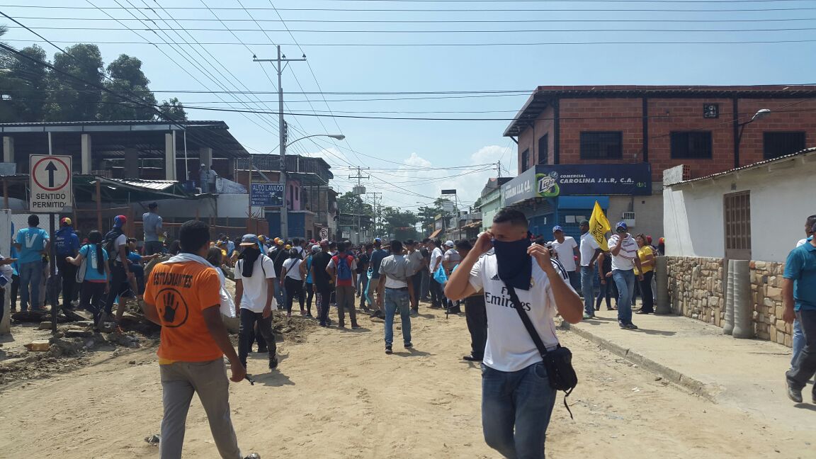 Policía lanza lacrimógenas y gas pimienta a manifestantes en Maracay (foto)