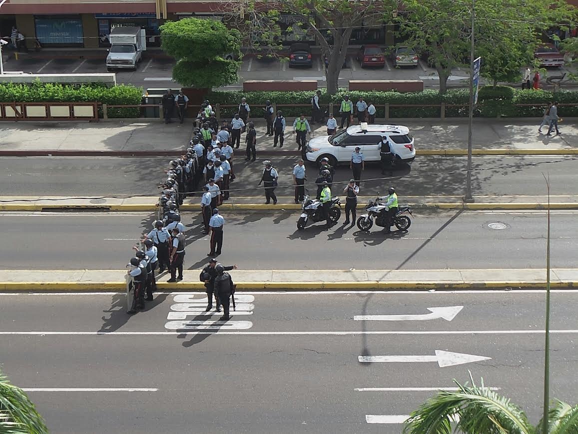 Cordón policial restringe paso en adyacencias de Tribunales en el centro de Maracaibo