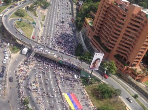 Manifestantes cerraron Distribuidor Santa Fe para #TomaDeVenezuela (Fotos)