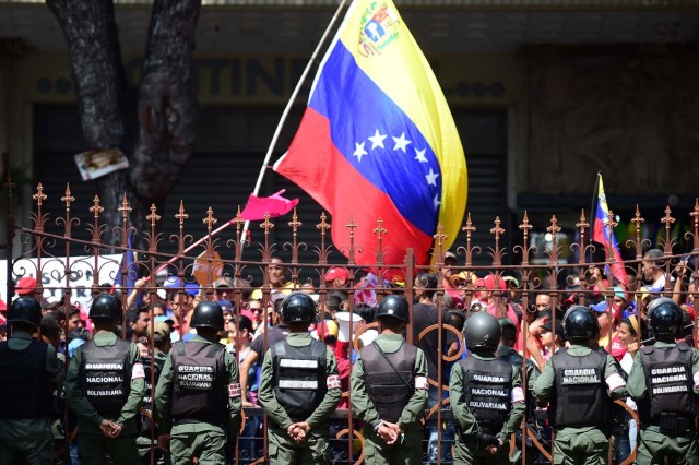 Opponents to Venezuelan government gather before the National Assembly in Caracas on October 27, 2016. Venezuela's opposition ratchets up the pressure on President Nicolas Maduro at mass protests, announcing plans for a general strike, a new march and a legislative onslaught. / AFP PHOTO / RONALDO SCHEMIDT