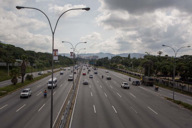 CAR01. CARACAS (VENEZUELA), 28/10/2016.- Baja afluencia de autómoviles en una autopista hoy, viernes 28 de octubre de 2016, en Caracas (Venezuela). El paro general de 12 horas convocado por la oposición venezolana se cumple a medias en el país pues tanto las entidades bancarias como algunos comercios y oficinas abrieron sus puertas, sin embargo, las principales vías se mostraron con mucho menos tráfico que el que se observa en un día laboral normal. EFE/MIGUEL GUTIÈRREZ