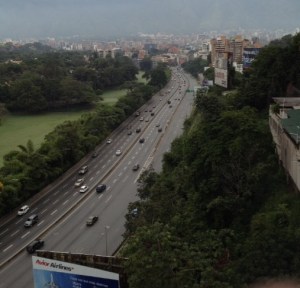 La autopista Prados del Este  está solita este viernes de #ParoNacionalContraMaduro