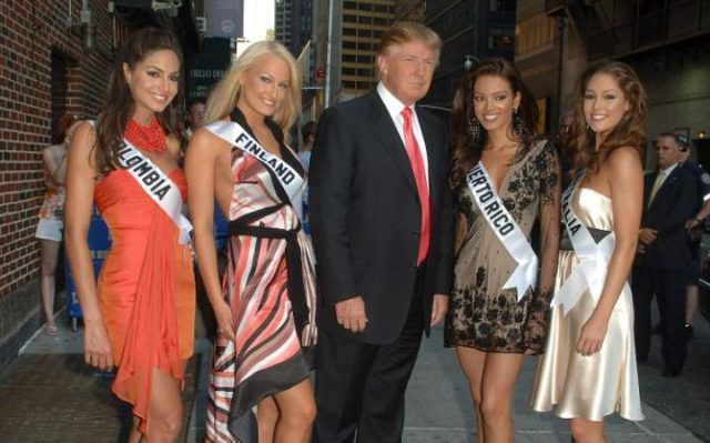 Donald Trump con Miss Puerto Rico, Miss Colombia, Miss Australia and Miss Finland en el Late Show with David Letterman CREDIT: SPLASH NEWS