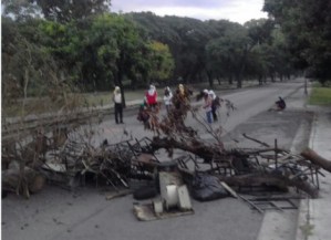 Estudiantes de la Upel en #Maracay cierran la Avenida Las Delicias (Foto)