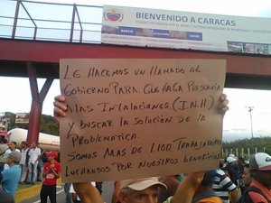 Trabajadores del INH trancan la Valle-Coche (Foto)