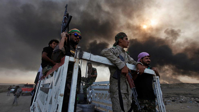 Milicias progubernamentales iraquíes se dirigen a Qayyara, al sur de Mosul.