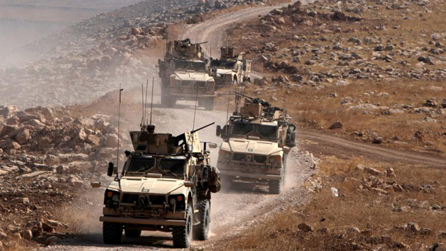 Un convoy de vehículos blindados de las tropas de la coalición internacional durante una operación contra el EI a las afueras de Naweran, cerca de Mosul.