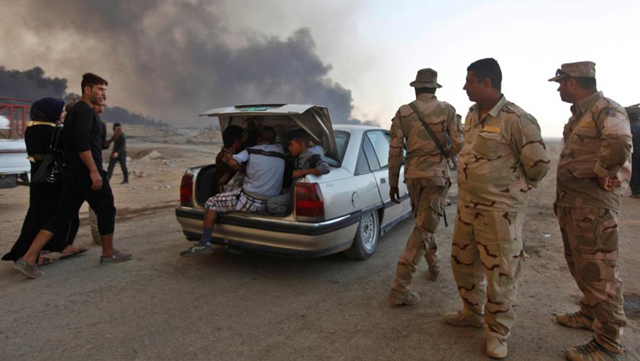 El Ejército iraquí hace guardia en un puesto de control en Qayyara.