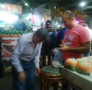 En el Mercado de Chacao Ramos Allup hizo las compras este sábado (foto)