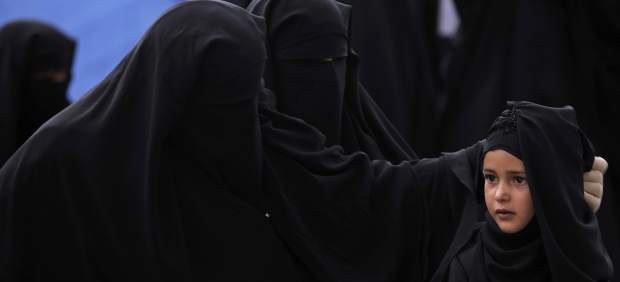 Foto: Una niña yemení, rodeada de mujeres con la indumentaria islámica integral / 20minutos.es