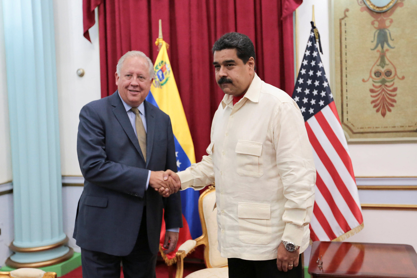 Maduro se reúne en Miraflores con representantes internacionales tras reunión de ayer con la Unidad