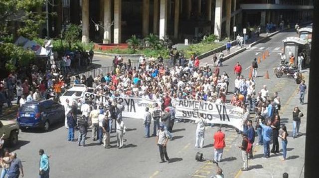 Trabajadores del CNE exigen aumento de sueldo / Foto: Twitter ?@JocheAlejandroC