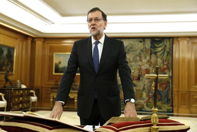 El reelegido presidente del Gobierno, Mariano Rajoy, jura el cargo ante el Rey, esta mañana en el Palacio de La Zarzuela. EFE/Chema Moya 