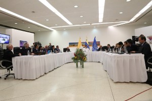La mesa de diálogo en Venezuela se tambalea entre advertencias y condiciones