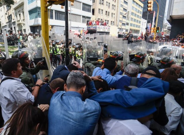 Chavistas atacan a diputados de la Unidad frente a la AN (Foto AFP)