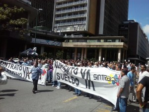 Trabajadores del CNE salen a la calle para exigir aumento de salario (Videos)